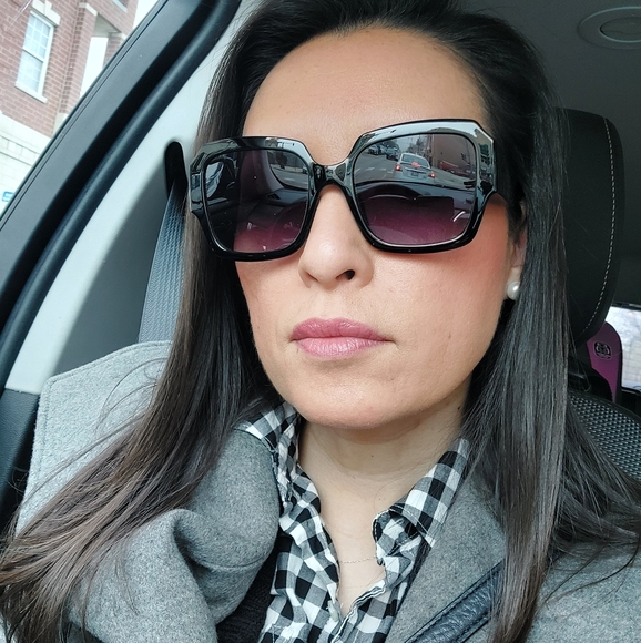 Meet your Posher, Jennifer - Picture 2 of 3